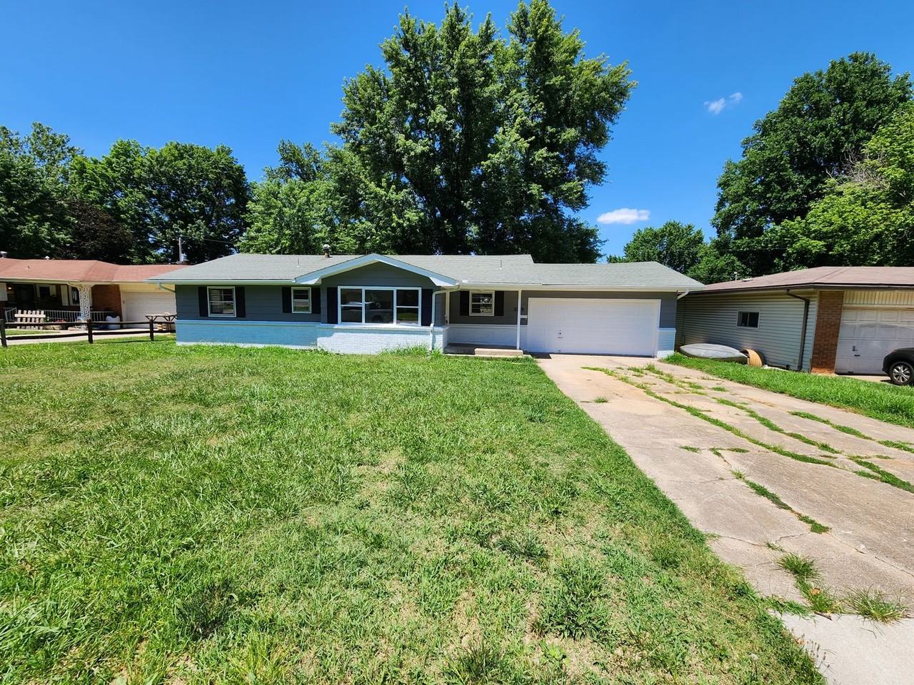 1133 E Edgewood St - Photo 2 of 31