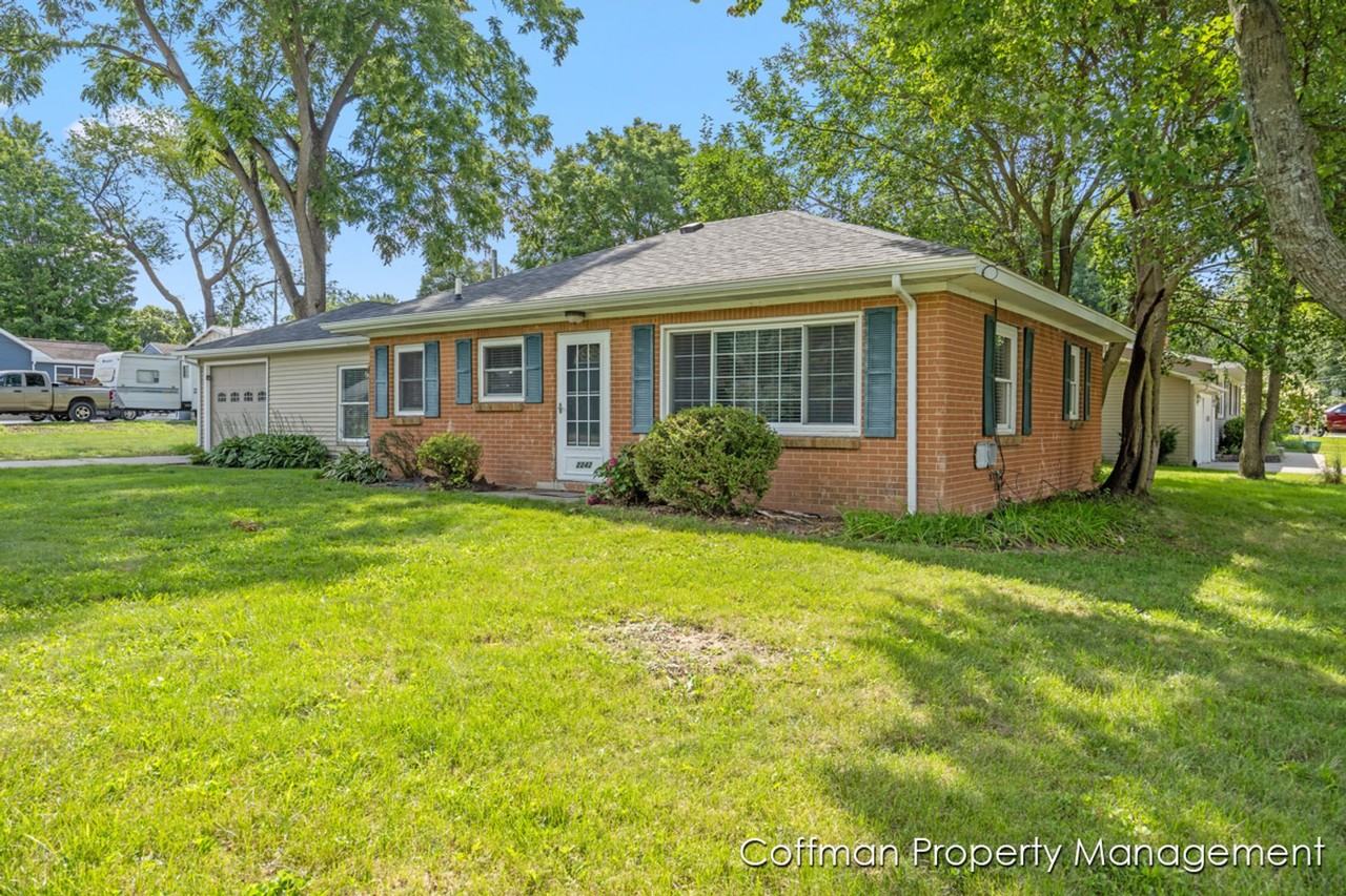2242 Valentine Blvd Ne - Photo 3 of 20