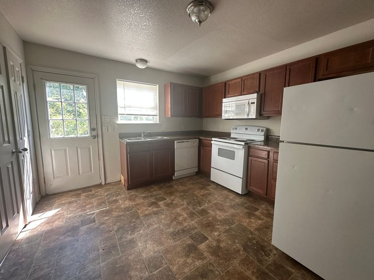 1131 E 9th St - Photo 3 of 8