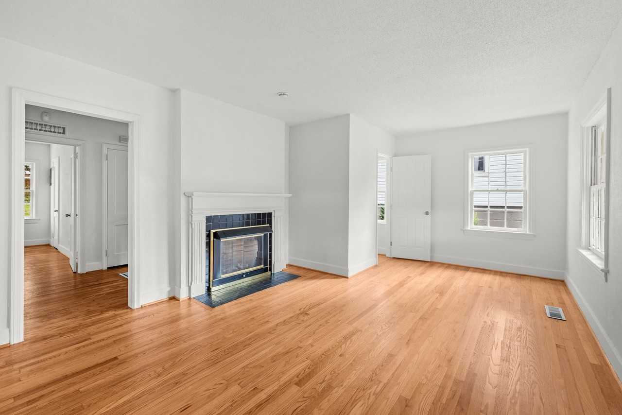905 7th St W - Photo 3 of 16