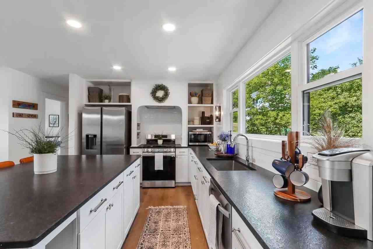 190 Dewey Ave - Photo 4 of 14