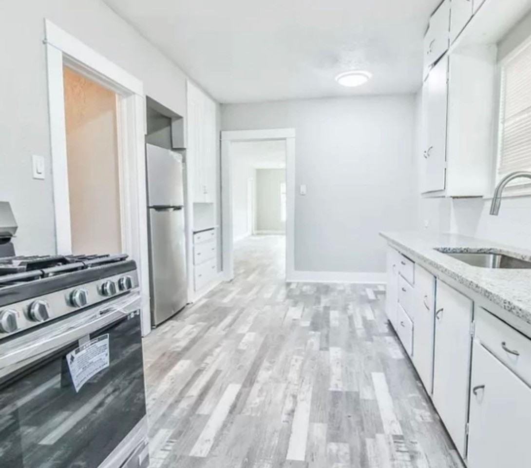 2402 21st St - Photo 3 of 9