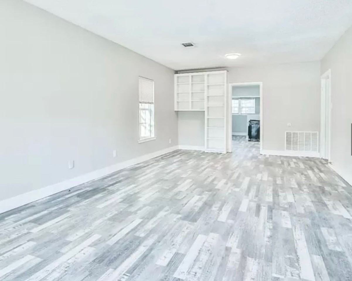 2402 21st St - Photo 4 of 9