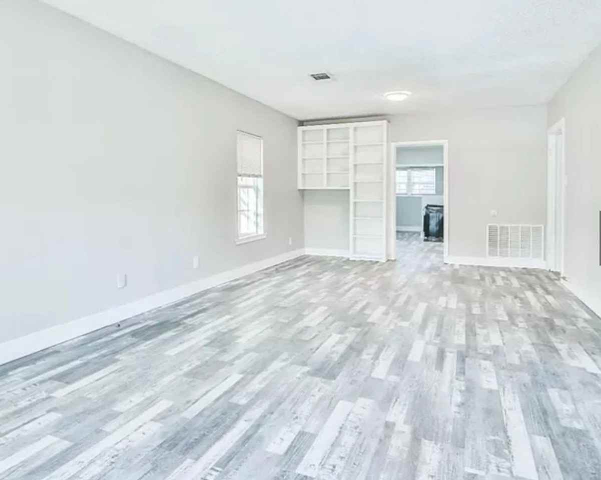 2402 21st St - Photo 5 of 9