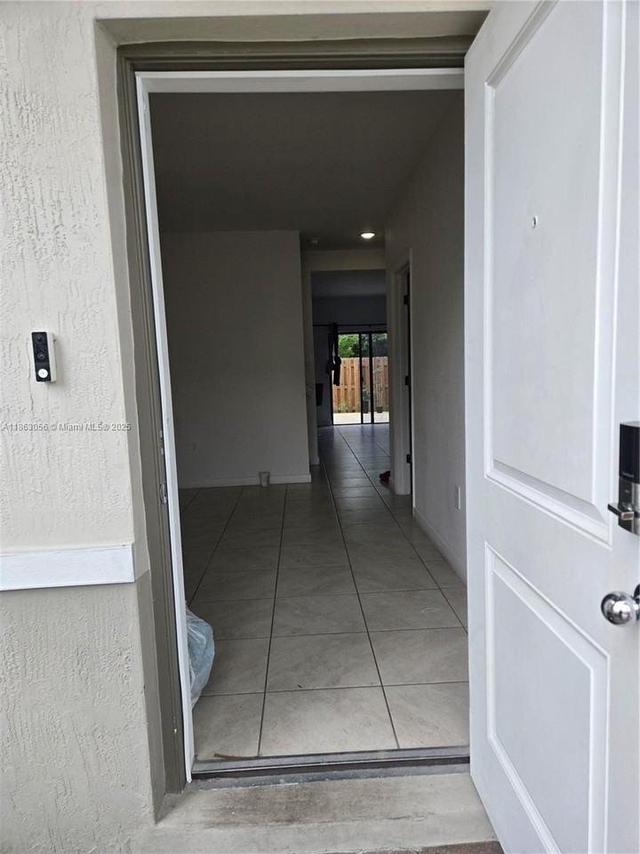 490 Ne 12th St #490 - Photo 3 of 21