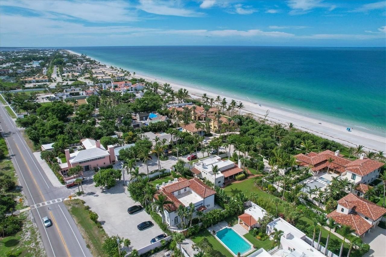 1031 10th St W - Photo 3 of 45