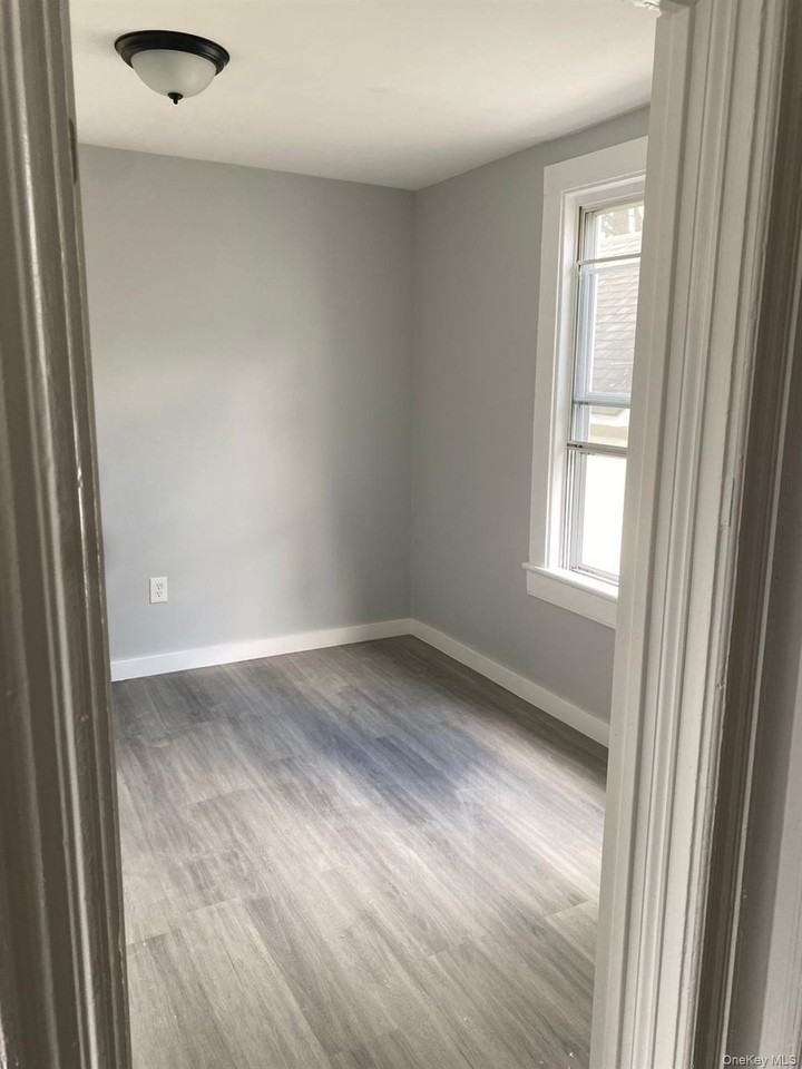 14 Glass St - Photo 6 of 8