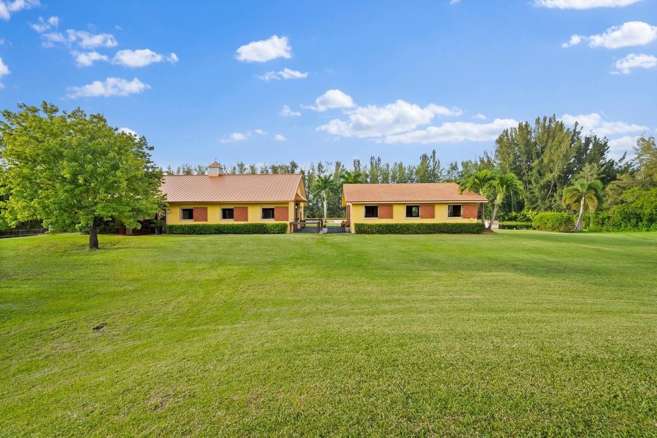 11861 Hawk Holw - Photo 2 of 25