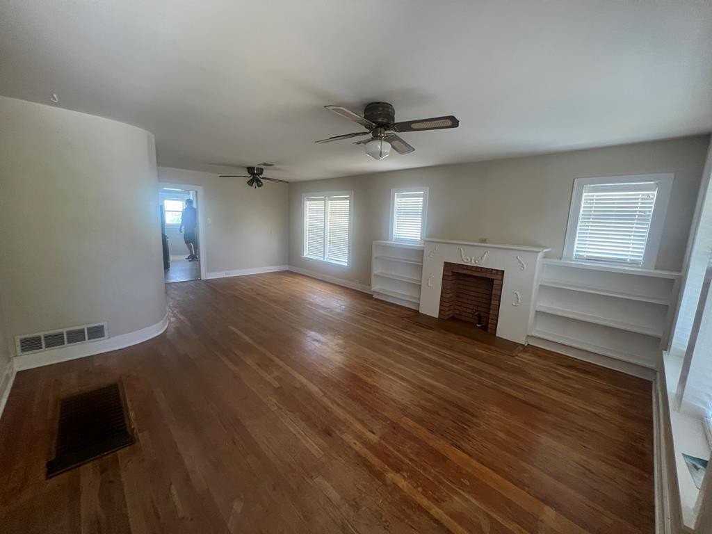 925 E 40th St - Photo 2 of 10