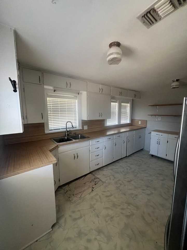 925 E 40th St - Photo 5 of 10