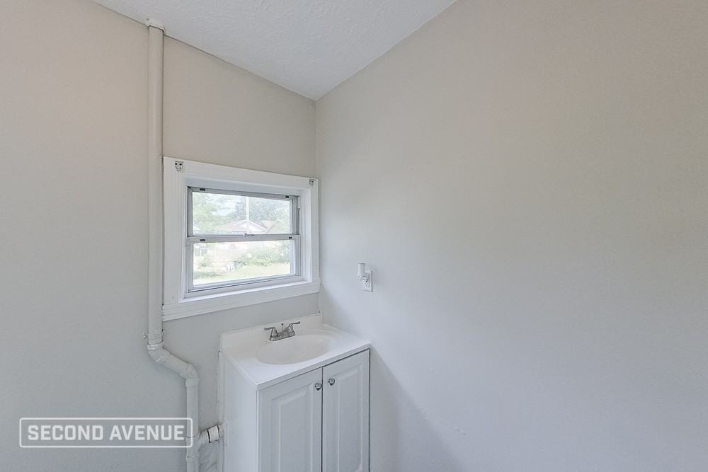 122 S Longworth Ave - Photo 7 of 19
