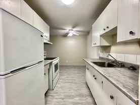 Bright 2 Bedroom in Convenient Location - Photo 1 of 1