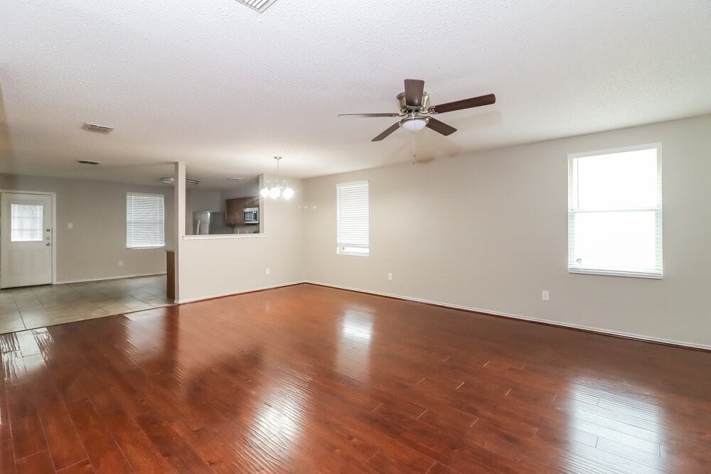 509 Travis Ranch Trl - Photo 3 of 16