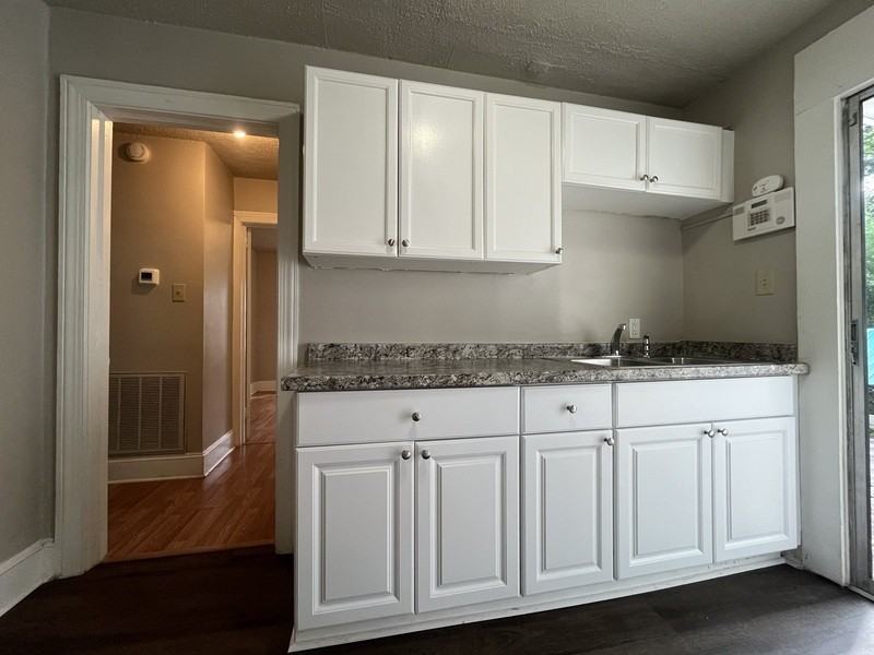 1256 Edgewood Rd - Photo 5 of 10