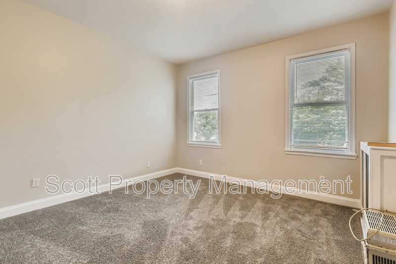 824 East 33rd Street - Photo 4 of 10