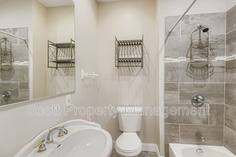 824 East 33rd Street - Photo 5 of 10