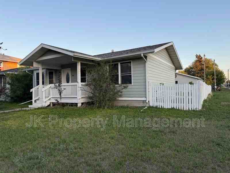 1400 6th Ave S - Photo 2 of 40