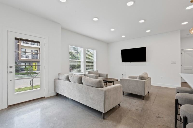 3146 Lubbock Ave - Photo 3 of 16