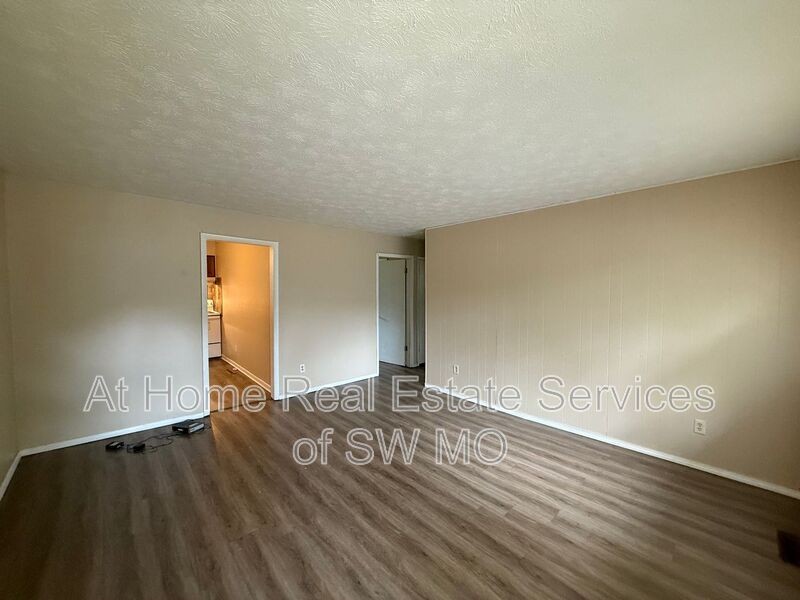 1833 N Lone Pine Ave - Photo 2 of 8