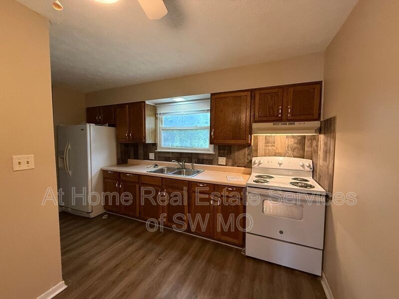 1833 N Lone Pine Ave - Photo 3 of 8