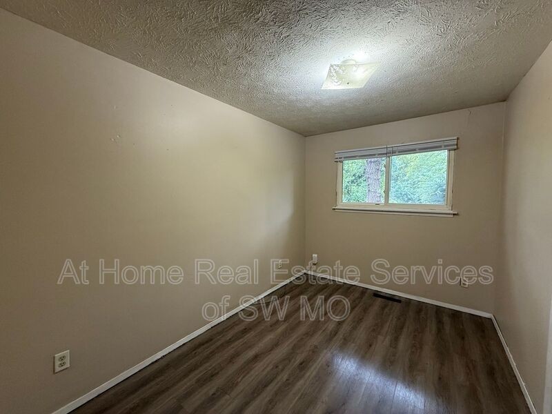 1833 N Lone Pine Ave - Photo 4 of 8