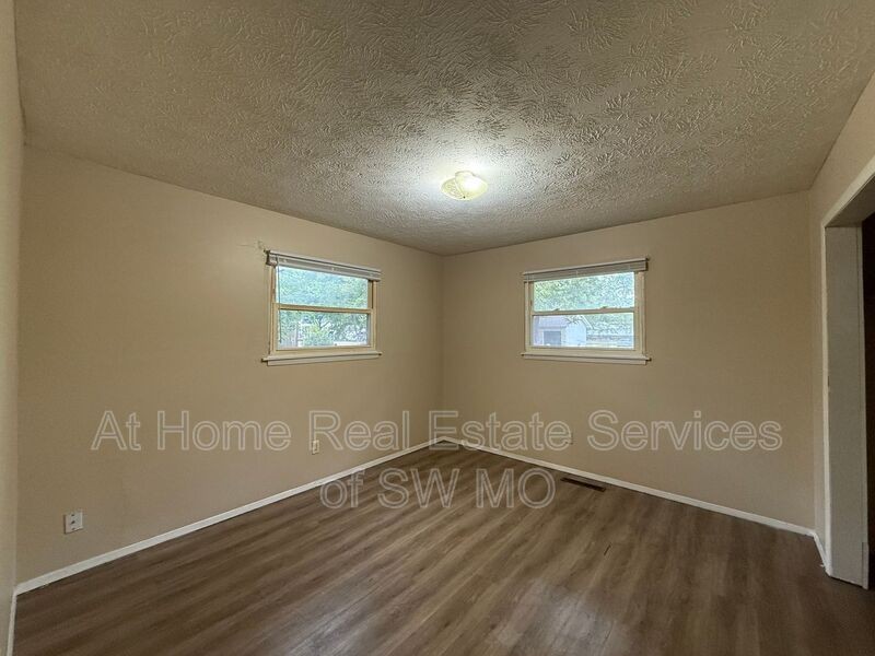 1833 N Lone Pine Ave - Photo 5 of 8