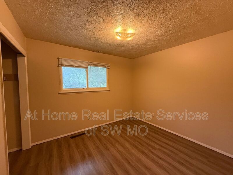 1833 N Lone Pine Ave - Photo 6 of 8