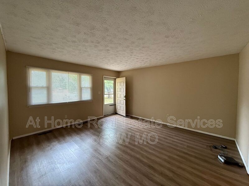 1833 N Lone Pine Ave - Photo 7 of 8