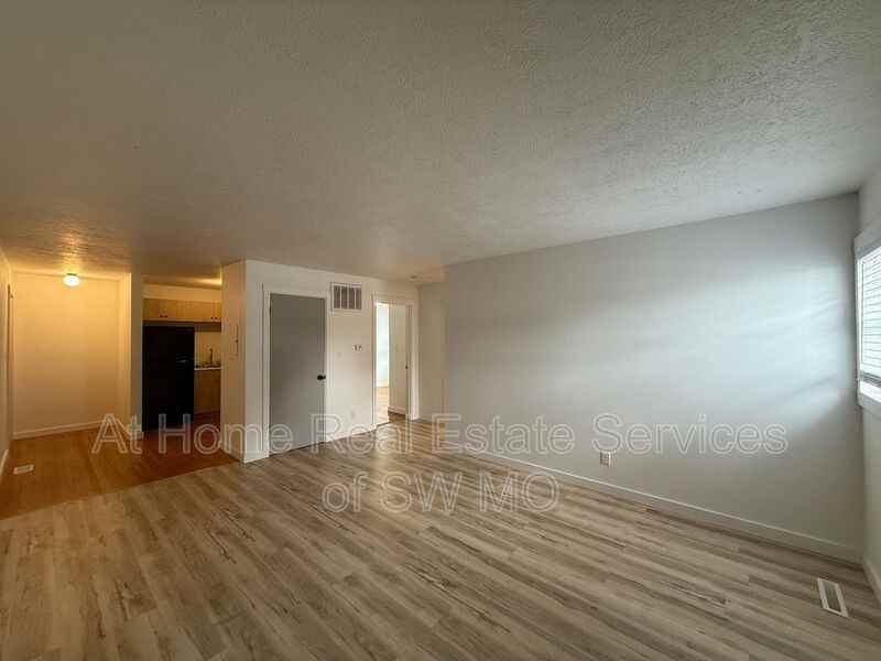 3342 E Linwood St #6 - Photo 4 of 9