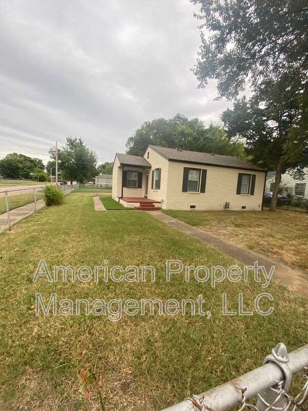 2145 N Quaker Ave - Photo 2 of 22