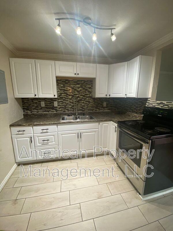 2145 N Quaker Ave - Photo 3 of 22