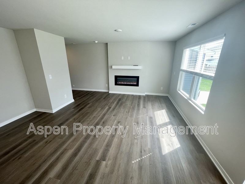 577 N Kimberlite St - Photo 3 of 12