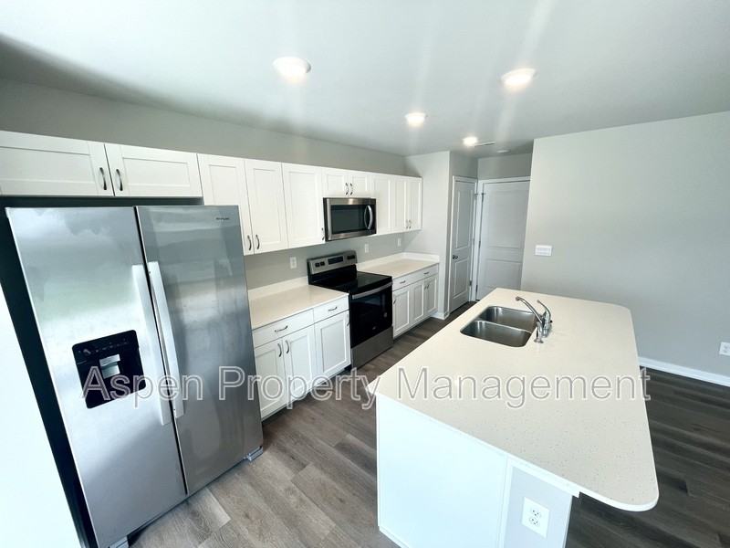 577 N Kimberlite St - Photo 4 of 12