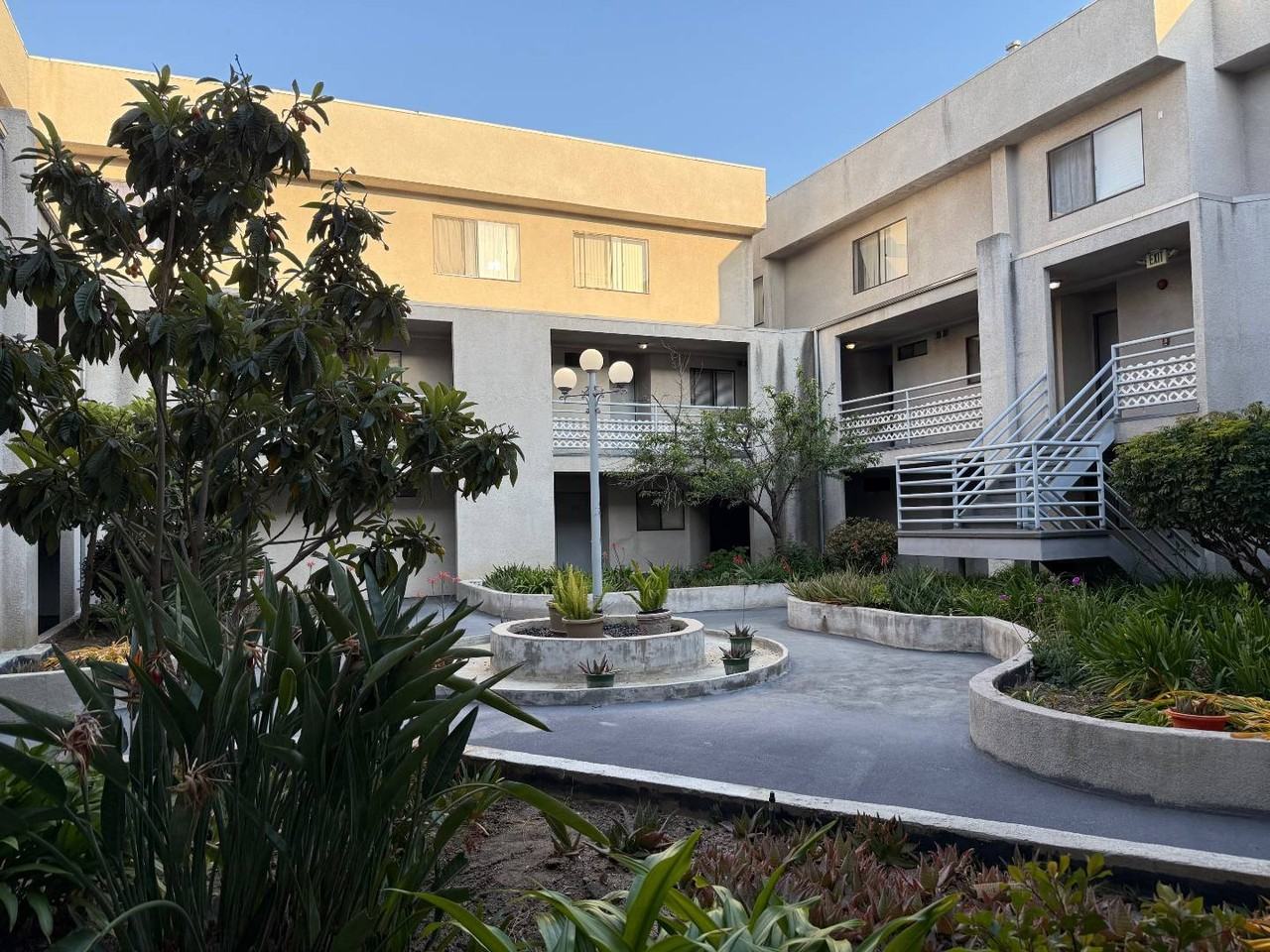 550 W Stocker St #103 - Photo 3 of 4