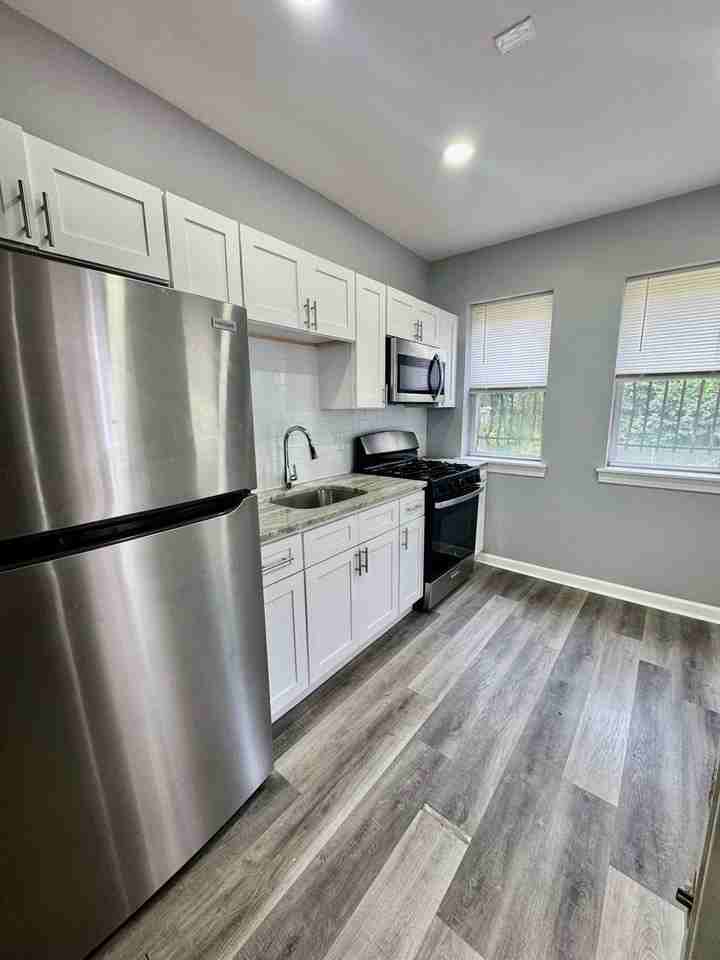 8119 Suffolk Ave - Photo 3 of 21