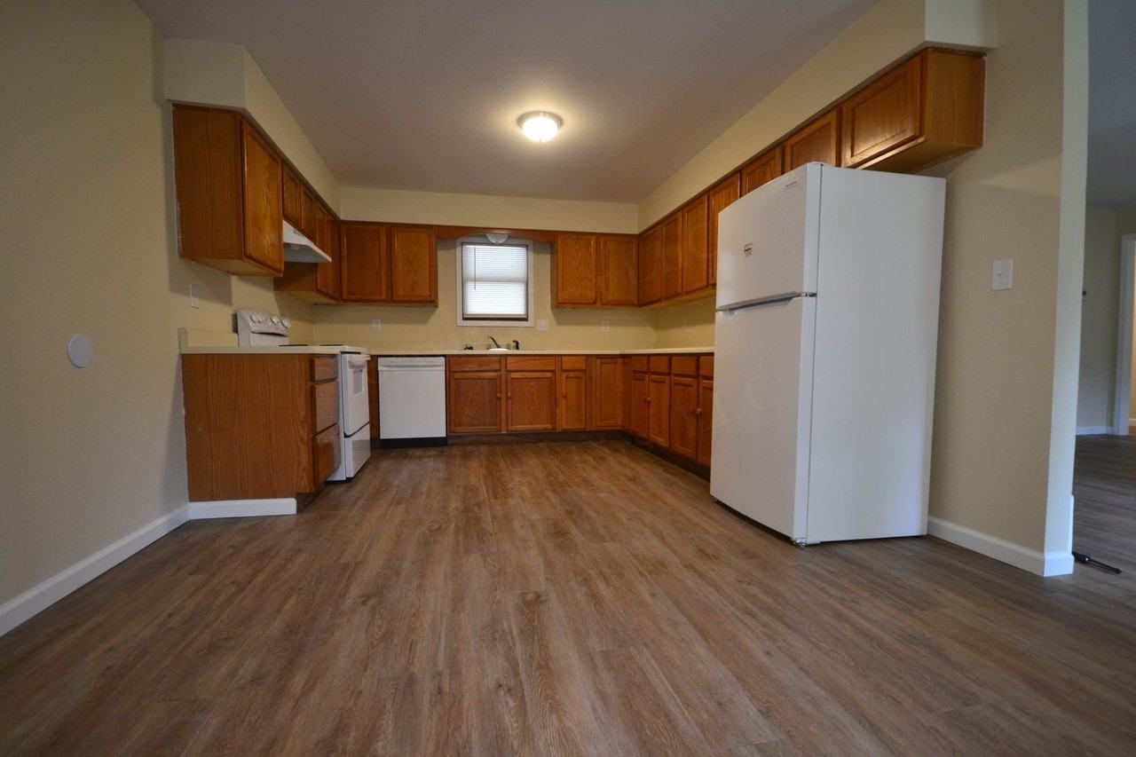 739 S Buffalo St - Photo 3 of 20