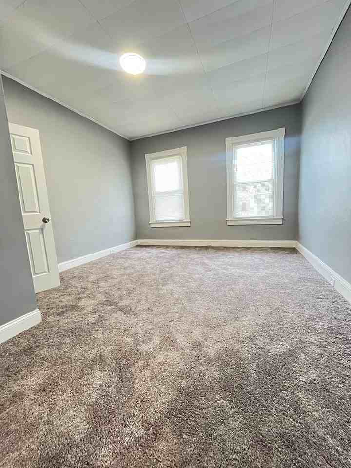 639 N Kenwood Ave - Photo 5 of 9