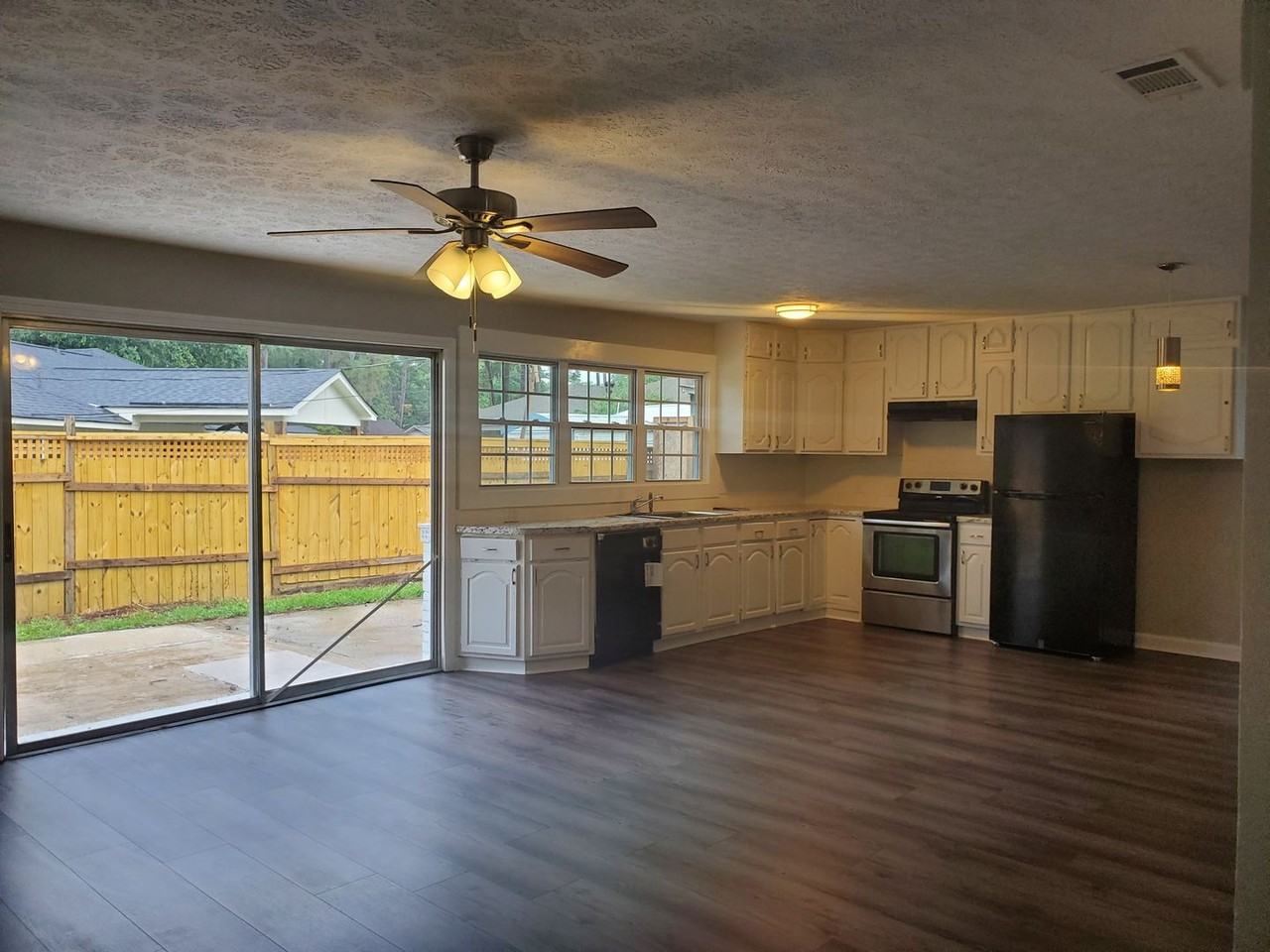 1503 Stillwood Dr - Photo 3 of 17