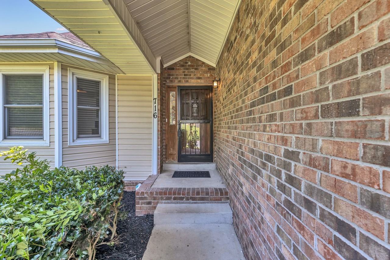 716 Piccadilly Row - Photo 3 of 26