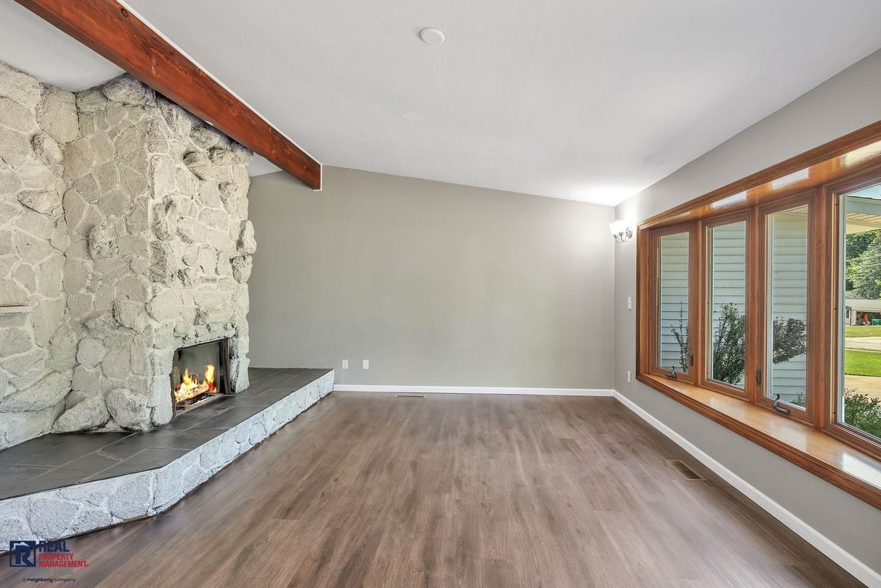 2200 Gary Dr - Photo 2 of 13