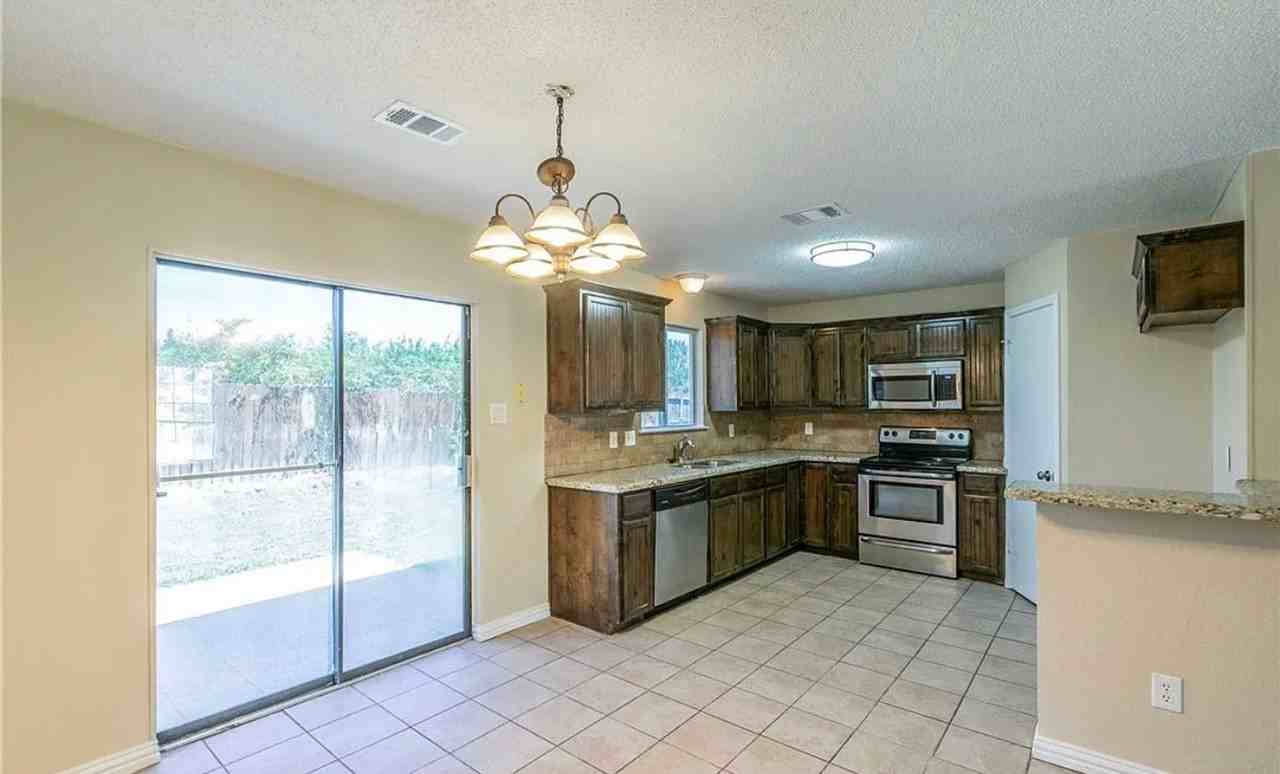 802 Antelope Trl - Photo 4 of 15