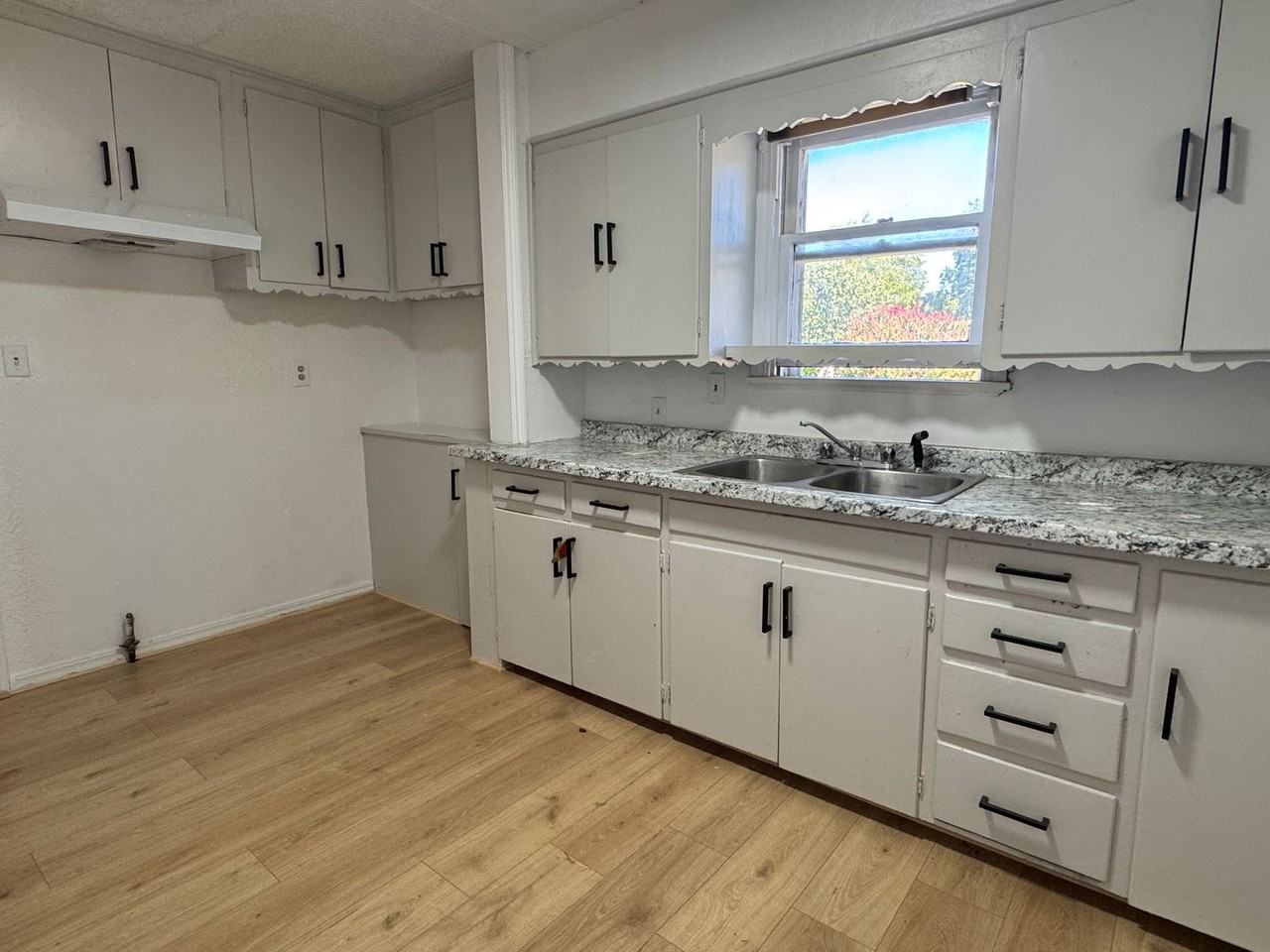 1708 Nw Euclid Ave - Photo 2 of 11