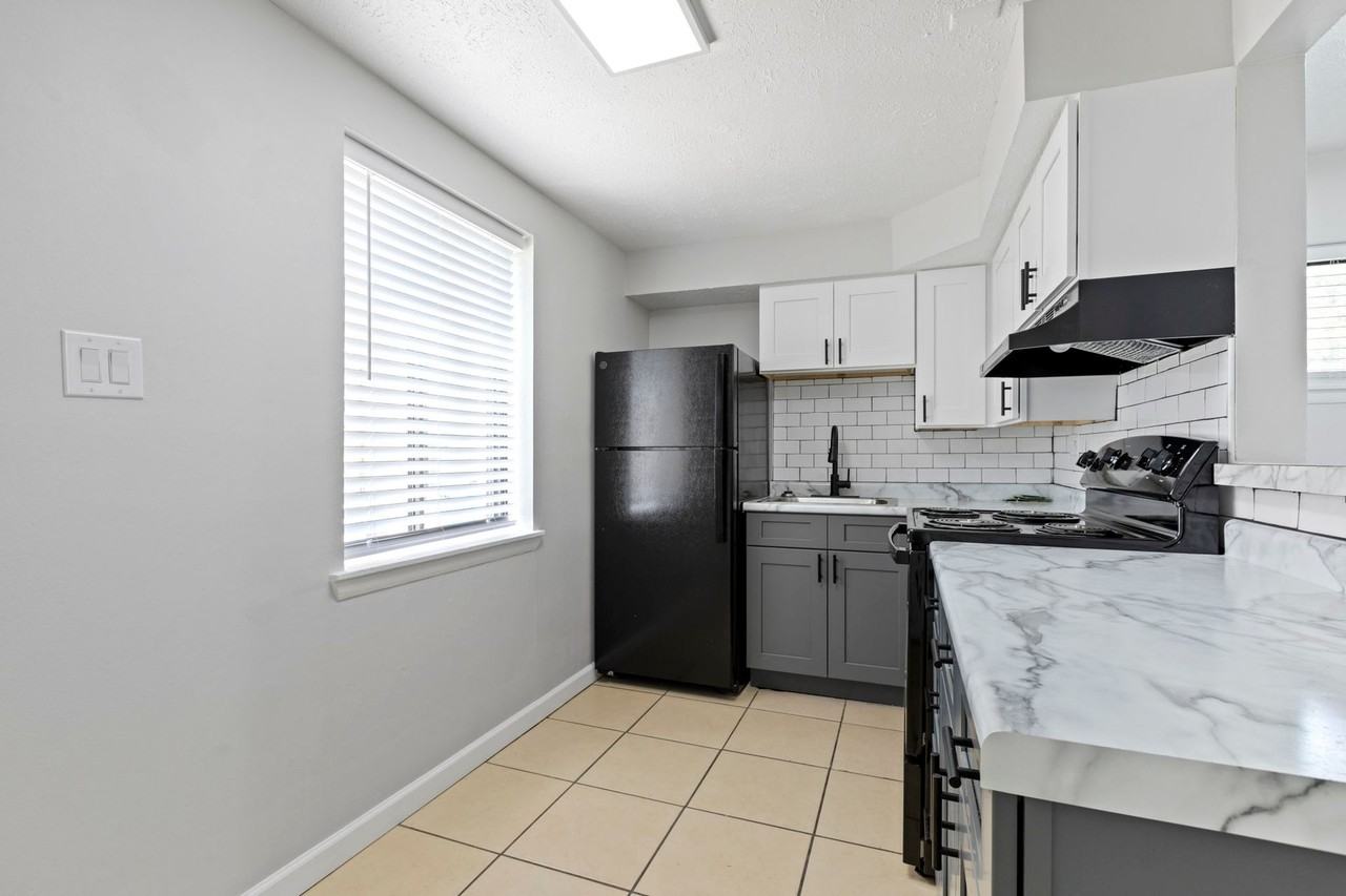 The Vistas Apartment Homes - Photo 4 of 46