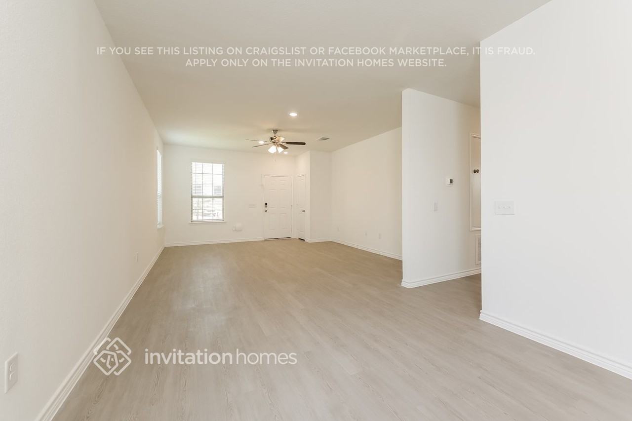 16326 Vivid Creek Court - Photo 4 of 17