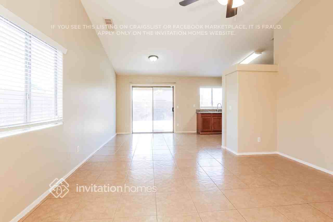 10967 W Elm Ln - Photo 3 of 17