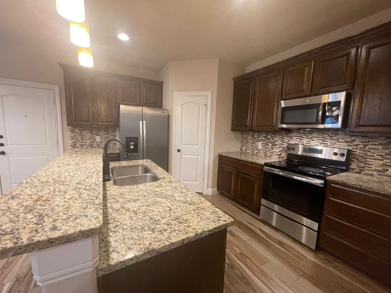 7912 Benbrook - Photo 3 of 33