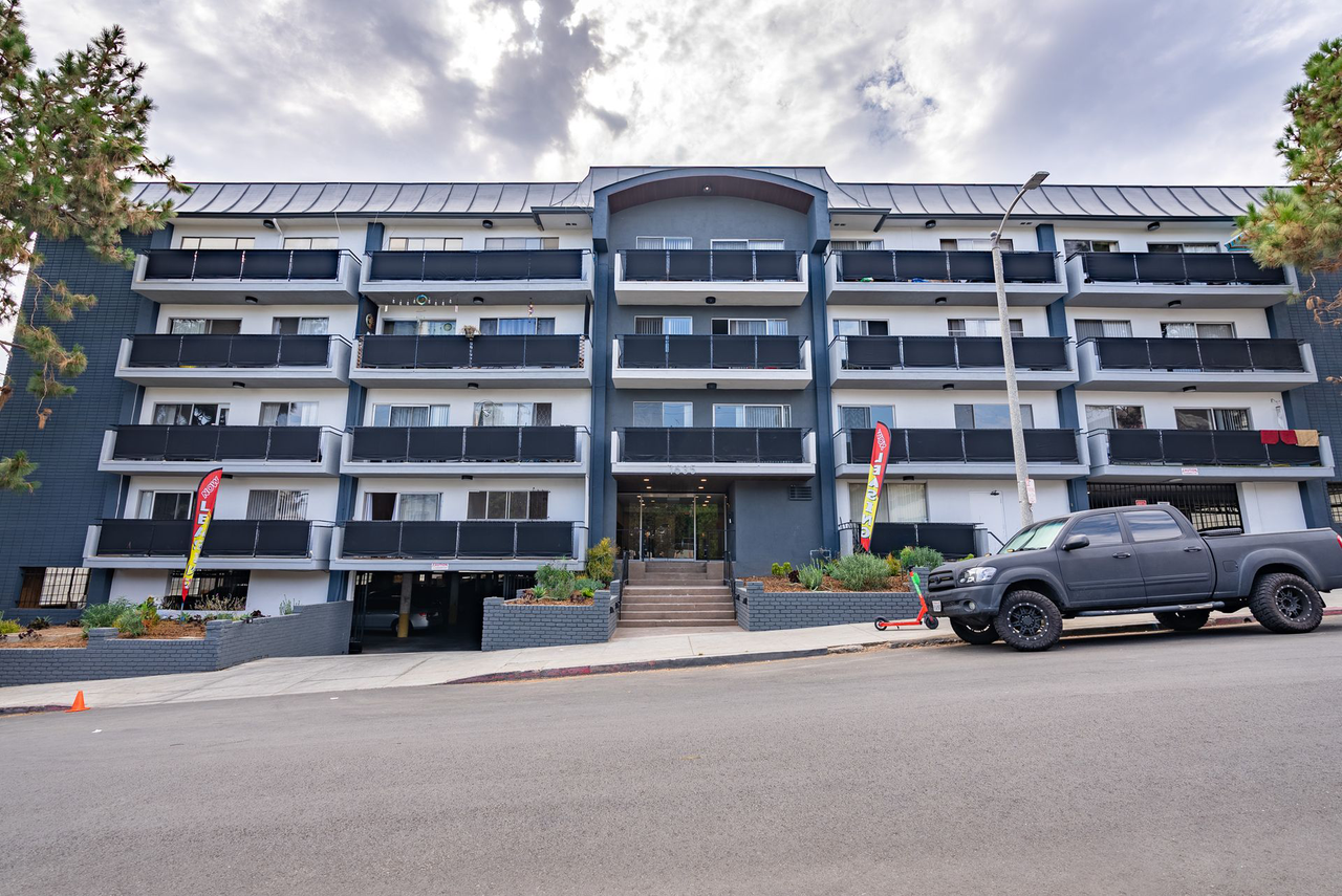 1635 North Martel Avenue - Photo 3 of 42