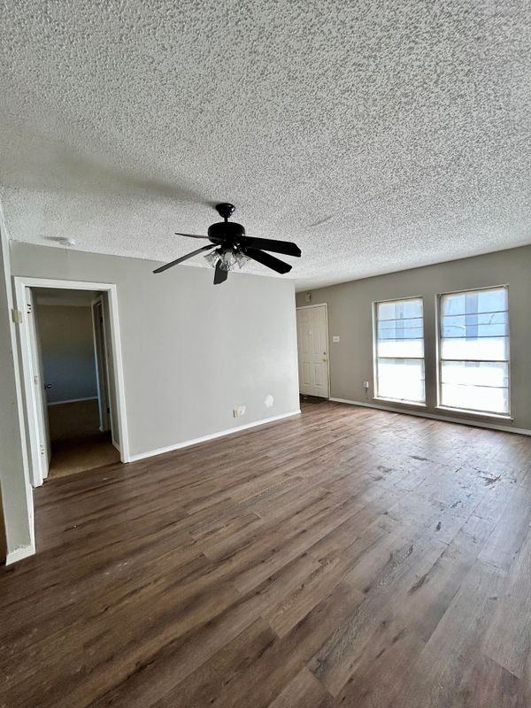 809 Hickory Hill Dr - Photo 2 of 12