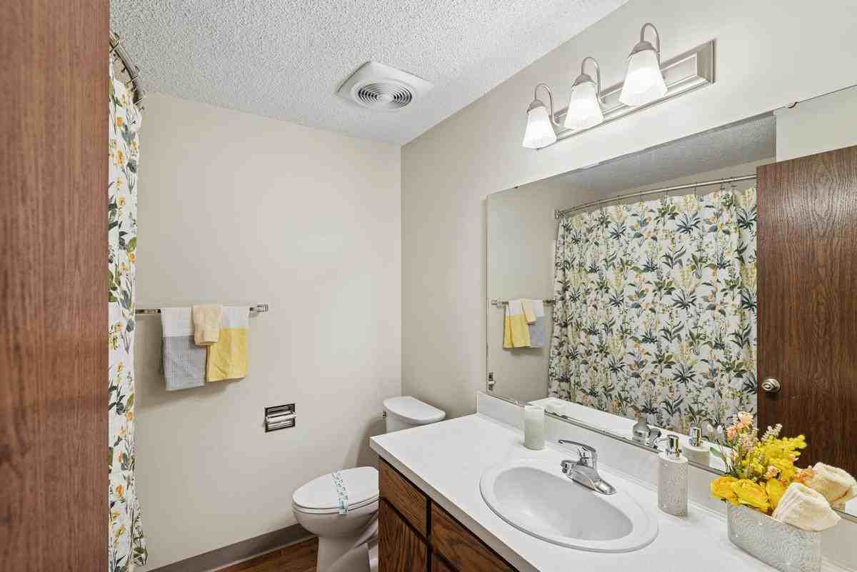 1740 Adkins St - Photo 7 of 38