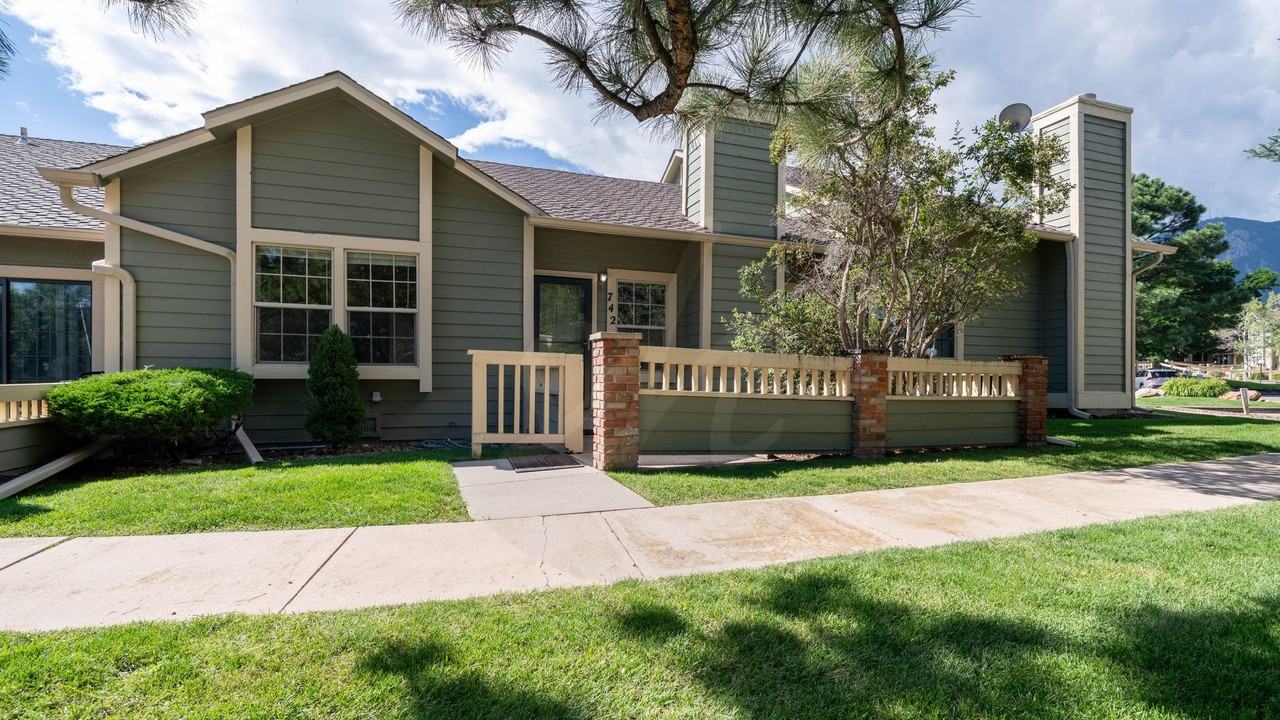 742 Crown Point Dr - Photo 2 of 16